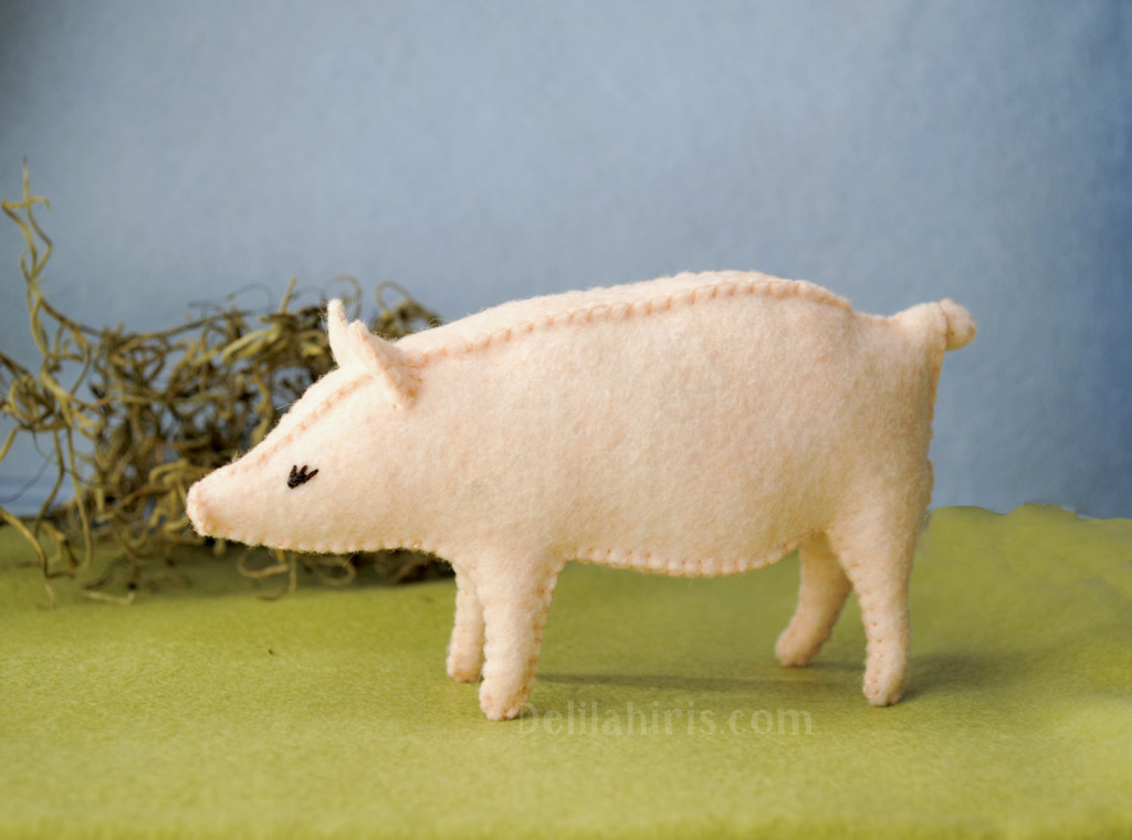 felt pig pattern - Delilah Iris Felt Crafts
